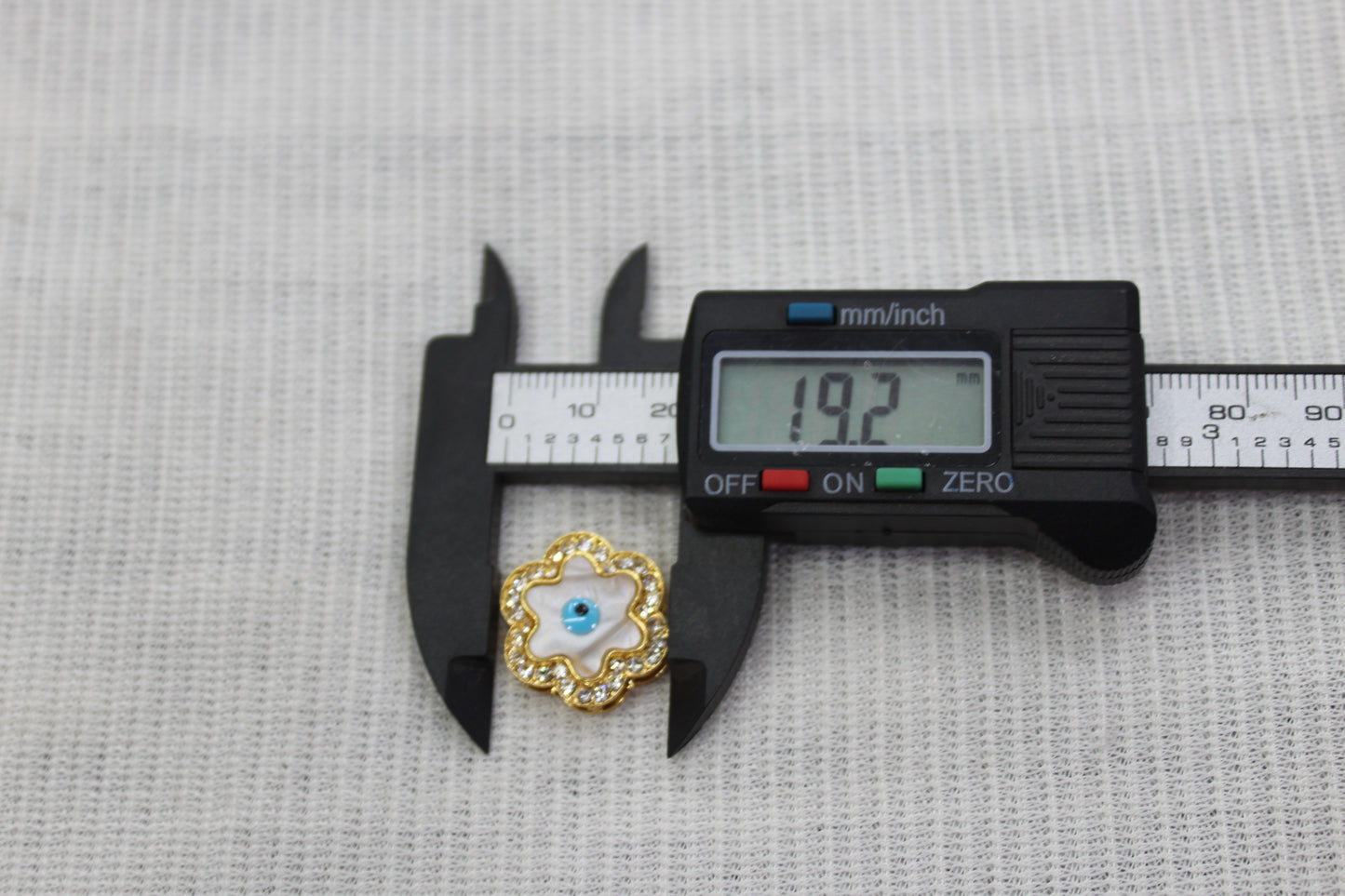 Rakhi Kundan Mop